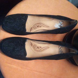 Sorry embroidered black pumps new